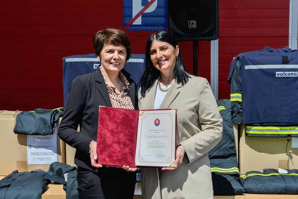 <p>Zamjenik gradonačelnika Miloš Mudreša zahvalio se u ime Prijestonice Cetinje na vrijednoj donaciji opreme koja je, kako je istakao, odraz istinskih vrijednosti, velikodušnosti i predanosti pomaganju lokalnoj zajednici.</p>