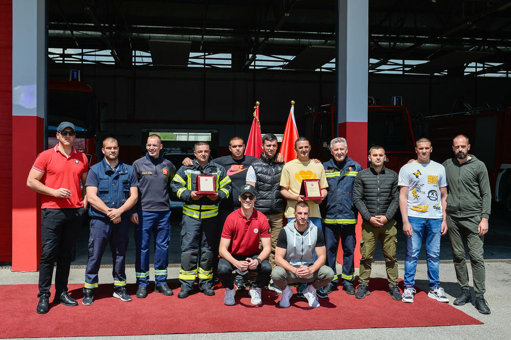 <p>Zamjenik gradonačelnika Miloš Mudreša zahvalio se u ime Prijestonice Cetinje na vrijednoj donaciji opreme koja je, kako je istakao, odraz istinskih vrijednosti, velikodušnosti i predanosti pomaganju lokalnoj zajednici.</p>