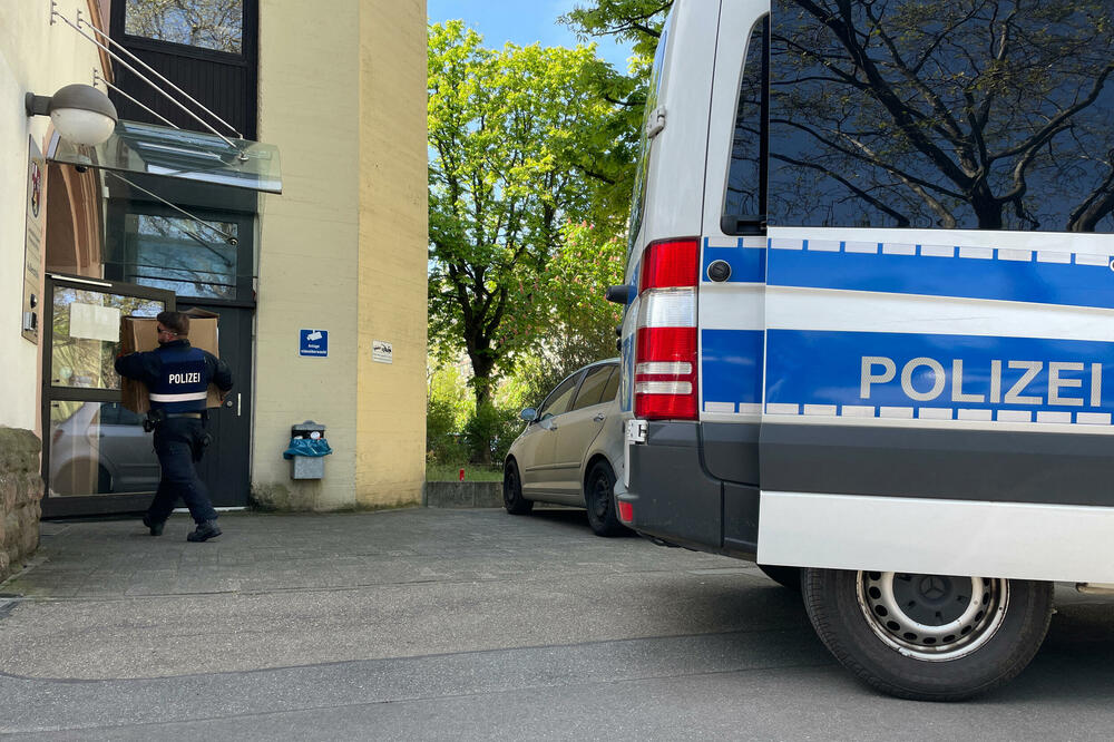 Policajci nose kutije u zgradu policije u Majncu, Njemačka, 3. maja 2023, nakon što je njemačka policija uhapsila desetine ljudi širom zemlje u istrazi protiv Ndrangete, Foto: Reuters