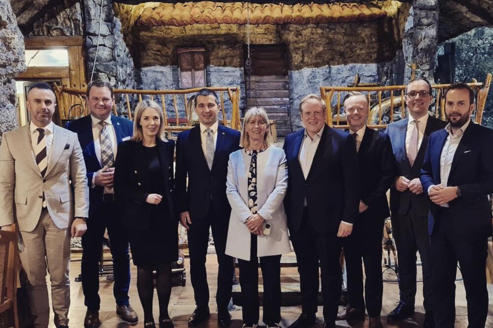 Učesnici sastanka, Foto: Demokratska Crna Gora