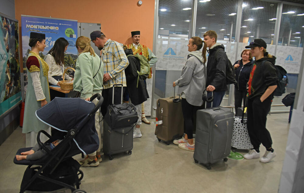 <p>"Već od 13. maja Austrian Airlines će, prvi put, Tivat povezati direktnom avio linijom sa Bečom", kazao je direktor tivatskog aerodroma</p>