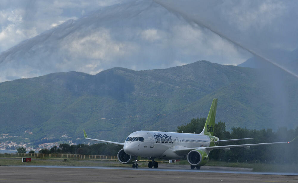 <p>"Već od 13. maja Austrian Airlines će, prvi put, Tivat povezati direktnom avio linijom sa Bečom", kazao je direktor tivatskog aerodroma</p>