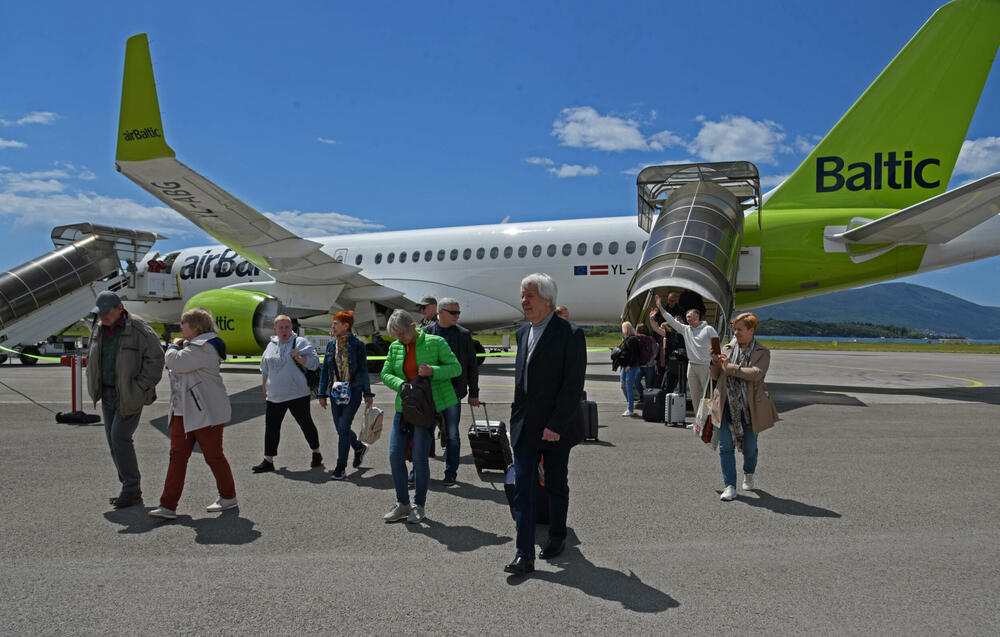 <p>"Već od 13. maja Austrian Airlines će, prvi put, Tivat povezati direktnom avio linijom sa Bečom", kazao je direktor tivatskog aerodroma</p>