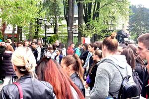 "Euromost": Veliki broj mladih u Bijelom Polju odao poštu žrtvama...