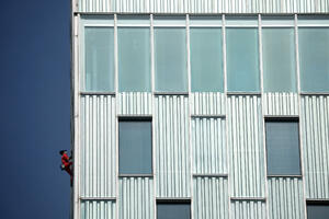 FOTO "Spajdermen" se popeo na zgradu u Barseloni, želi da ukaže na...