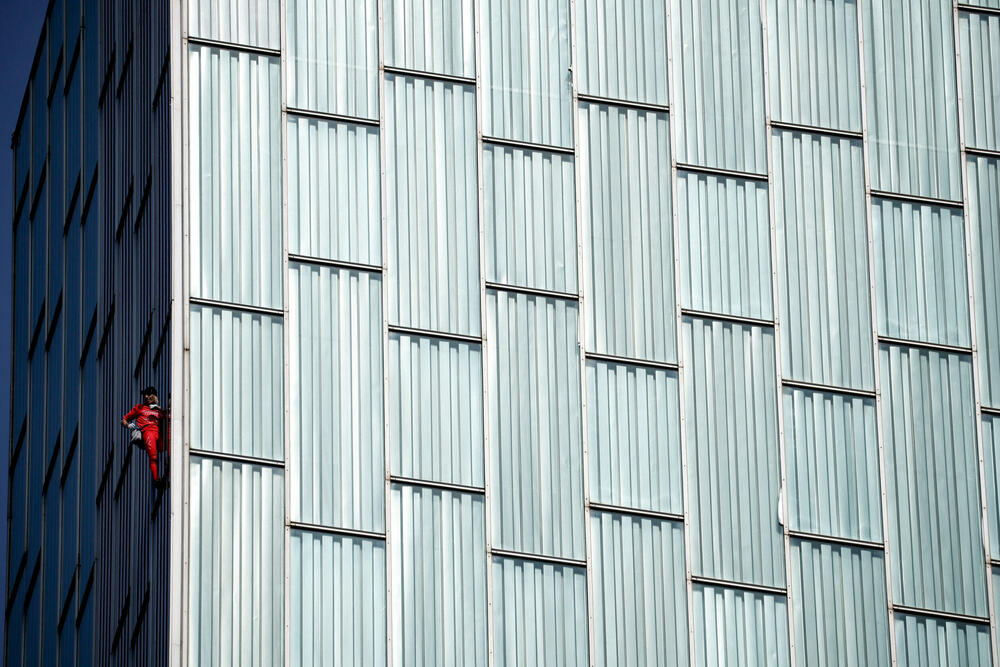 <p>Rober se više od stotinu puta popeo na nebodere širom svijeta. Francuz se, između ostalog, popeo na most Golden gejt u San Francisku i Burdž kalifu u Dubaiju</p>