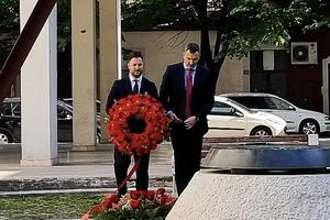 Vuković i Božović položili vijenac na spomenik posvećen stradalim...