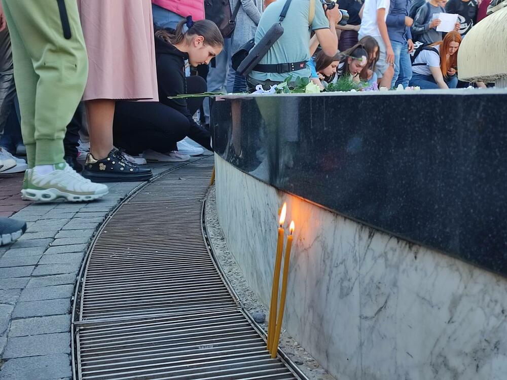 <p>Nijesu planirani govori i obraćanja prisutnima, a građani paljenjem svijeća oko fontane odaju počast žrtvama</p>
