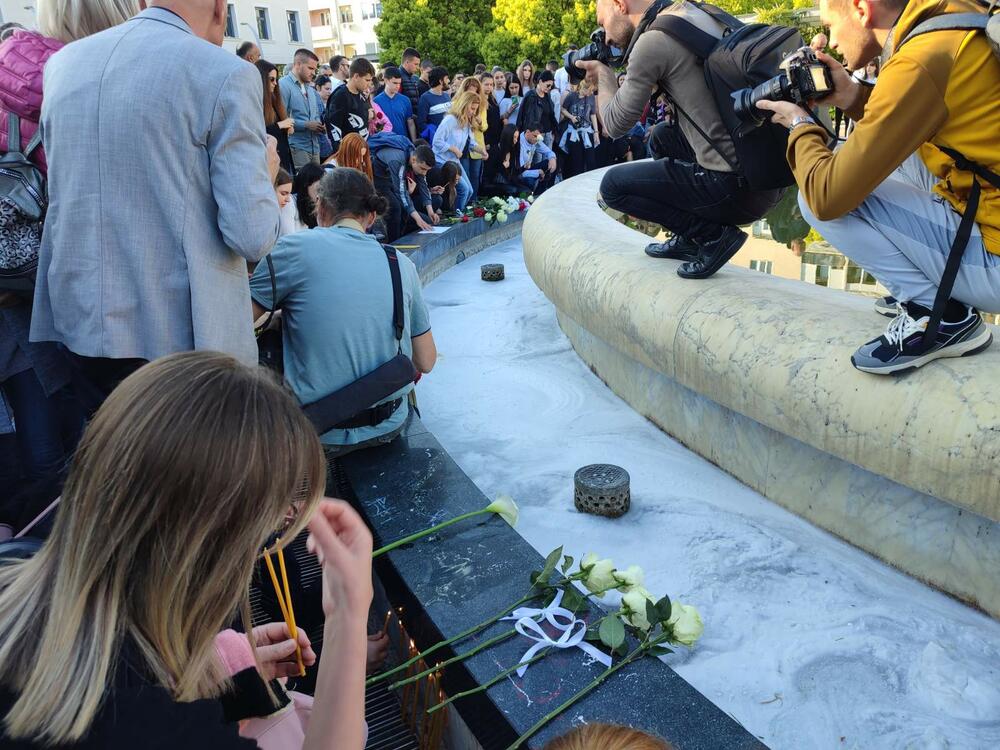 <p>Nijesu planirani govori i obraćanja prisutnima, a građani paljenjem svijeća oko fontane odaju počast žrtvama</p>
