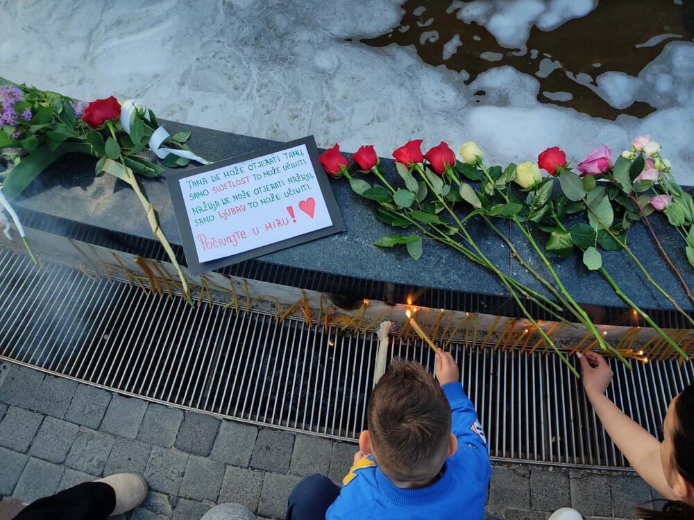 <p>Nijesu planirani govori i obraćanja prisutnima, a građani paljenjem svijeća oko fontane odaju počast žrtvama</p>