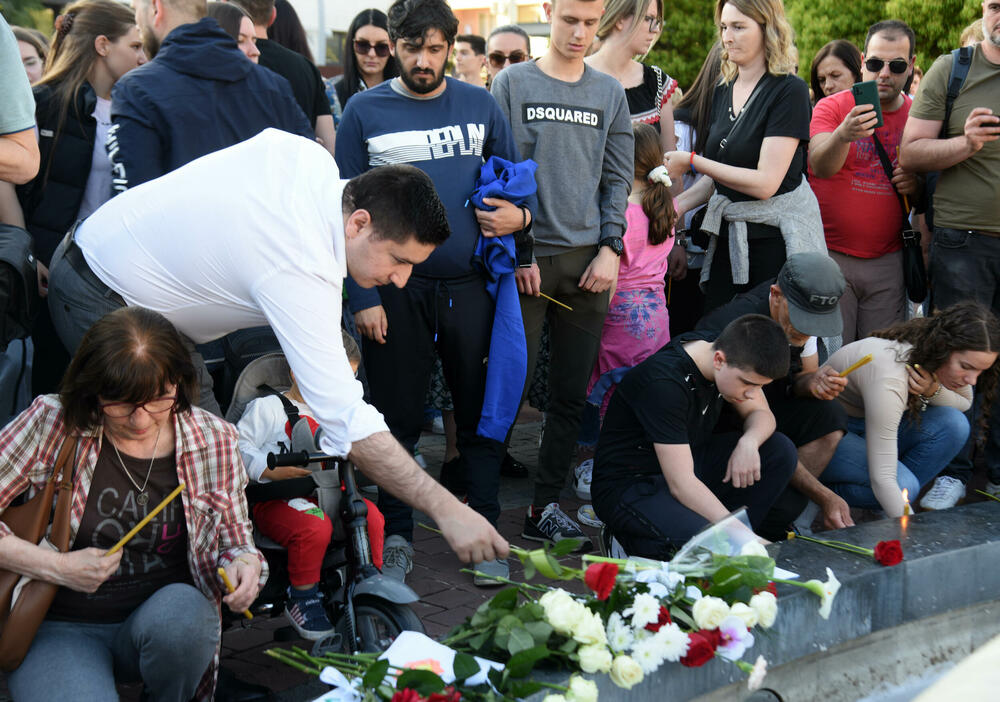<p>Nijesu planirani govori i obraćanja prisutnima, a građani paljenjem svijeća oko fontane odaju počast žrtvama</p>