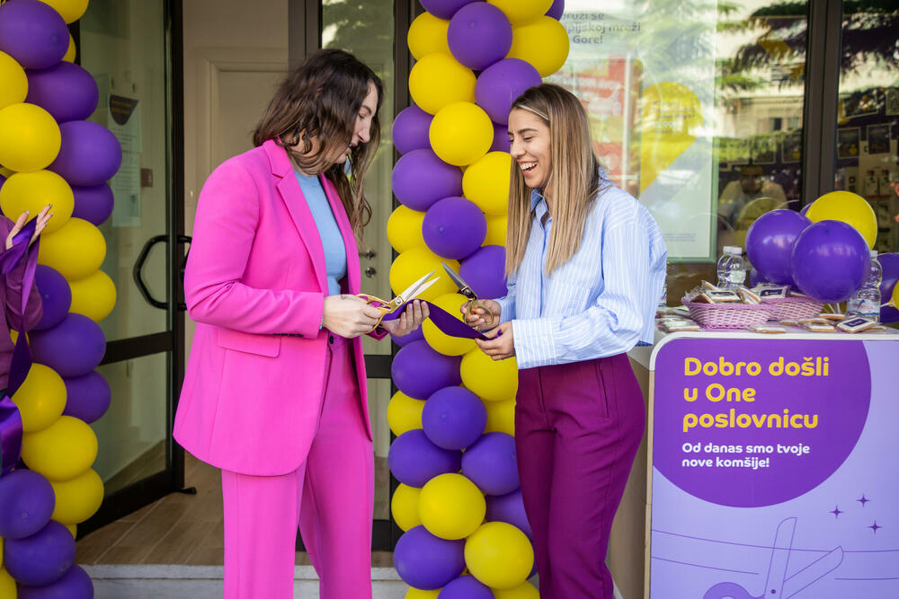 <p>One je Olimpijska mreža Crne Gore, pa je otvaranje nove poslovnice bila prilika za druženje sa proslavljenim rukometašicama Ivonom Pavićević i Milenom Raičević</p>