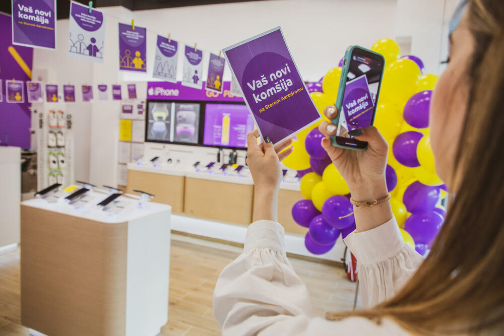 <p>One je Olimpijska mreža Crne Gore, pa je otvaranje nove poslovnice bila prilika za druženje sa proslavljenim rukometašicama Ivonom Pavićević i Milenom Raičević</p>