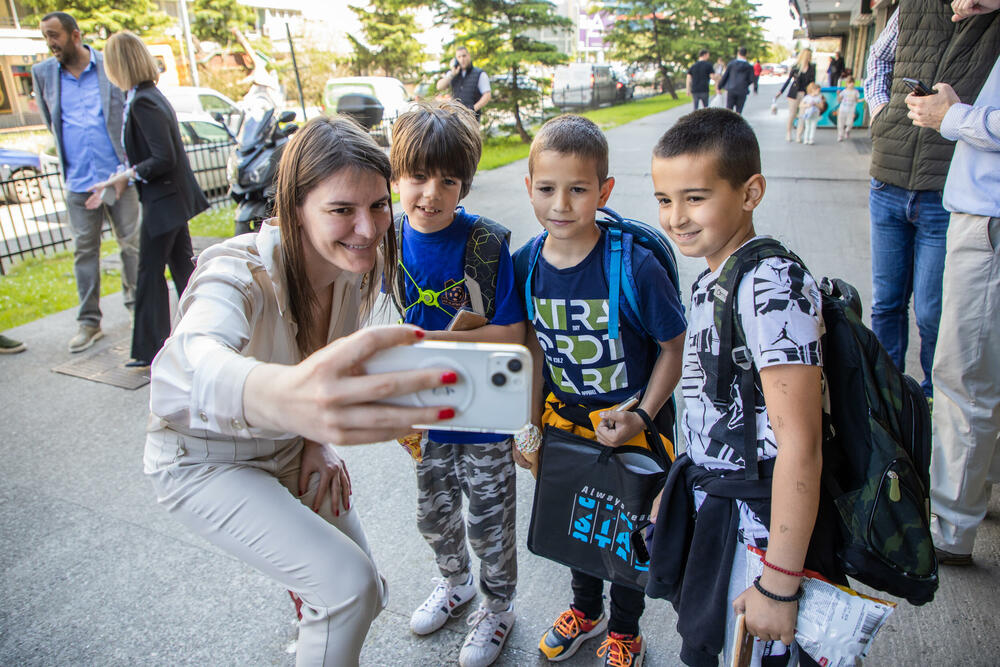 <p>One je Olimpijska mreža Crne Gore, pa je otvaranje nove poslovnice bila prilika za druženje sa proslavljenim rukometašicama Ivonom Pavićević i Milenom Raičević</p>