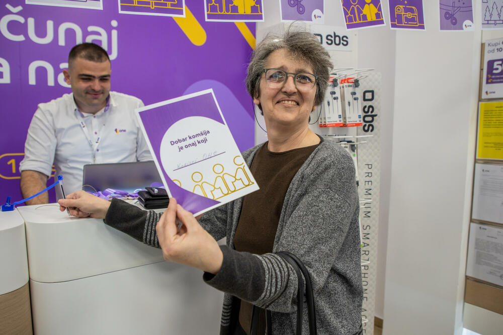 <p>One je Olimpijska mreža Crne Gore, pa je otvaranje nove poslovnice bila prilika za druženje sa proslavljenim rukometašicama Ivonom Pavićević i Milenom Raičević</p>