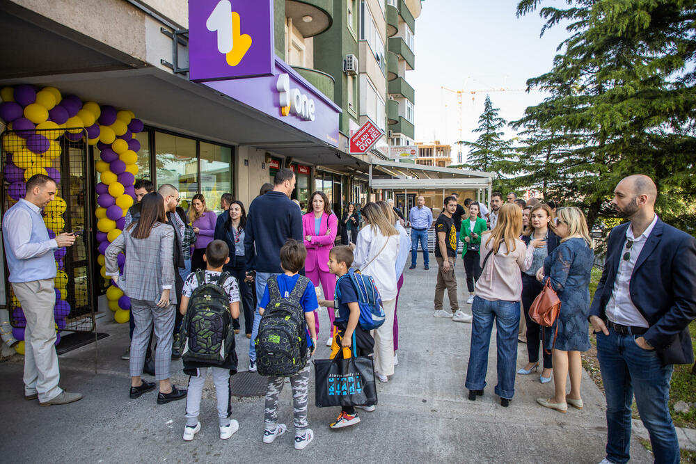 <p>One je Olimpijska mreža Crne Gore, pa je otvaranje nove poslovnice bila prilika za druženje sa proslavljenim rukometašicama Ivonom Pavićević i Milenom Raičević</p>
