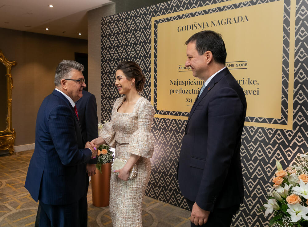 <p>Asocijacija menadžera Crne Gore (AMM) dodijelila je godišnje nagrade najuspješnijim menadžerima i preduzetnicima za 2022. godinu.</p>  <p> </p>