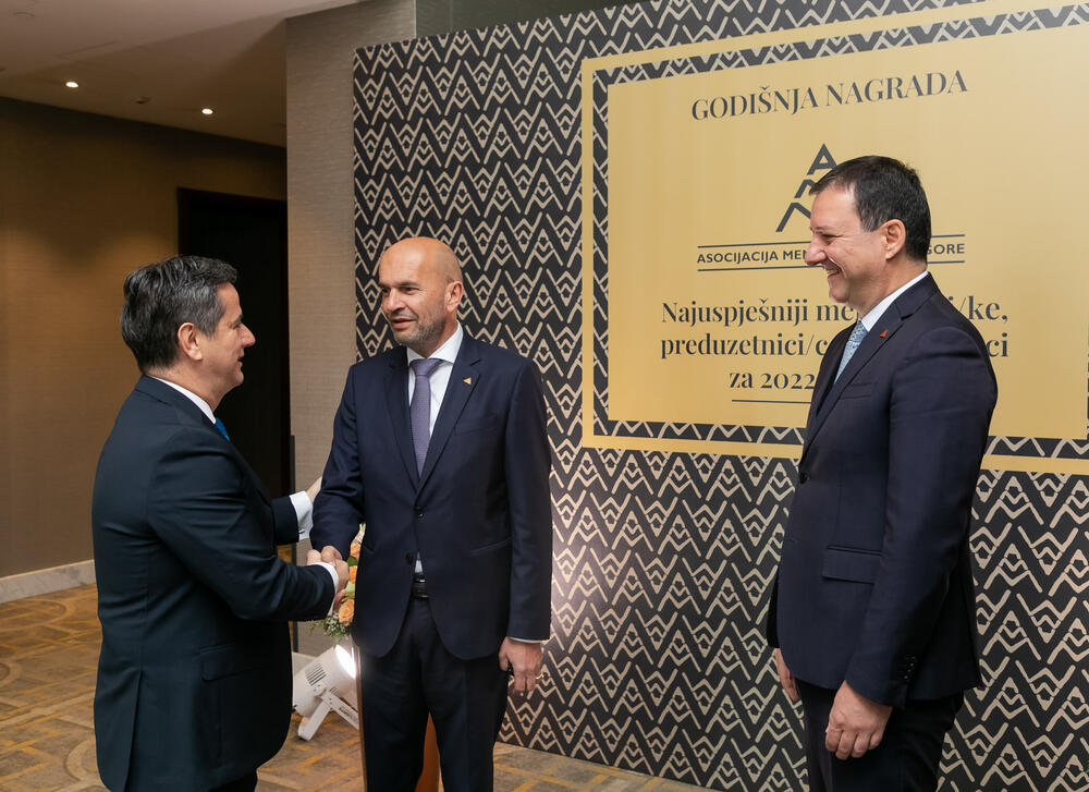 <p>Asocijacija menadžera Crne Gore (AMM) dodijelila je godišnje nagrade najuspješnijim menadžerima i preduzetnicima za 2022. godinu.</p>  <p> </p>