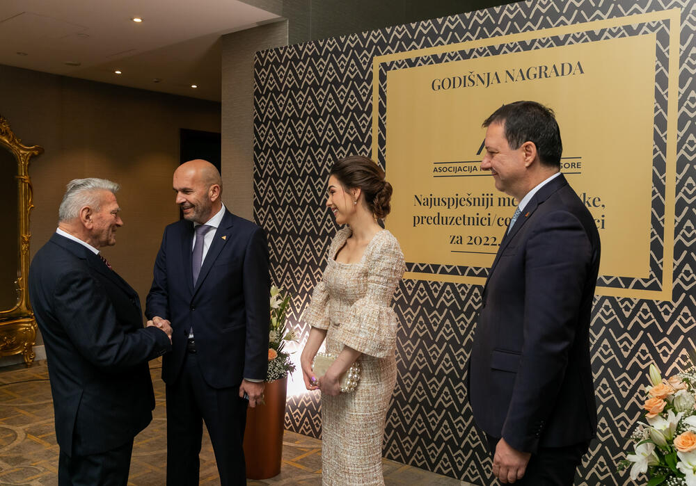 <p>Asocijacija menadžera Crne Gore (AMM) dodijelila je godišnje nagrade najuspješnijim menadžerima i preduzetnicima za 2022. godinu.</p>  <p> </p>