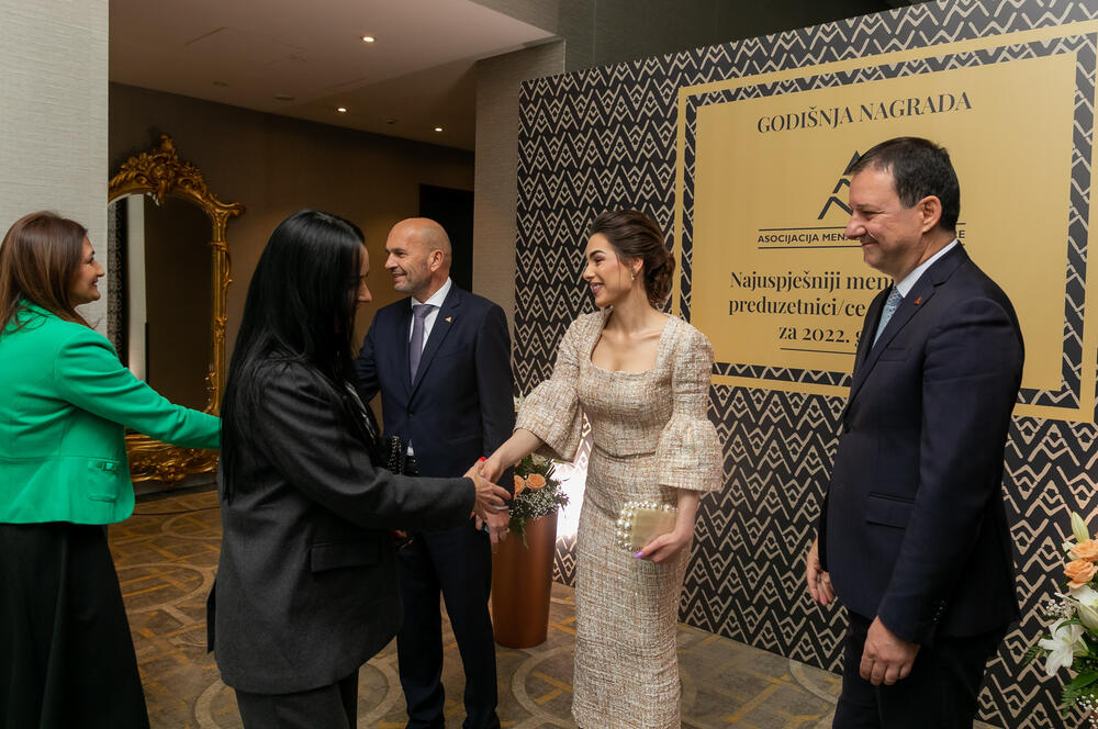 <p>Asocijacija menadžera Crne Gore (AMM) dodijelila je godišnje nagrade najuspješnijim menadžerima i preduzetnicima za 2022. godinu.</p>  <p> </p>