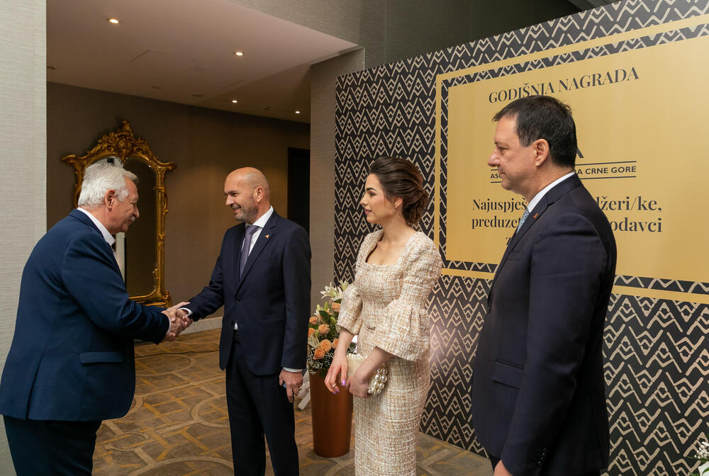 <p>Asocijacija menadžera Crne Gore (AMM) dodijelila je godišnje nagrade najuspješnijim menadžerima i preduzetnicima za 2022. godinu.</p>  <p> </p>