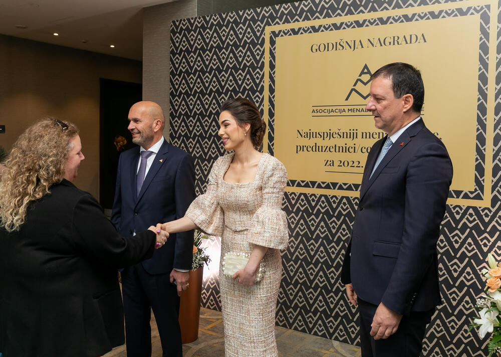<p>Asocijacija menadžera Crne Gore (AMM) dodijelila je godišnje nagrade najuspješnijim menadžerima i preduzetnicima za 2022. godinu.</p>  <p> </p>