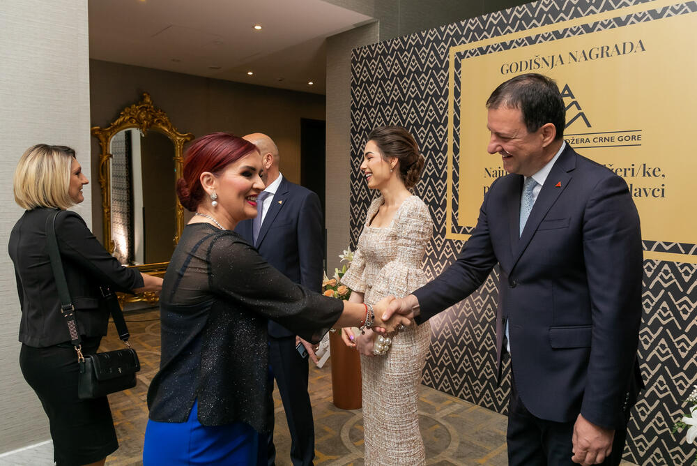 <p>Asocijacija menadžera Crne Gore (AMM) dodijelila je godišnje nagrade najuspješnijim menadžerima i preduzetnicima za 2022. godinu.</p>  <p> </p>