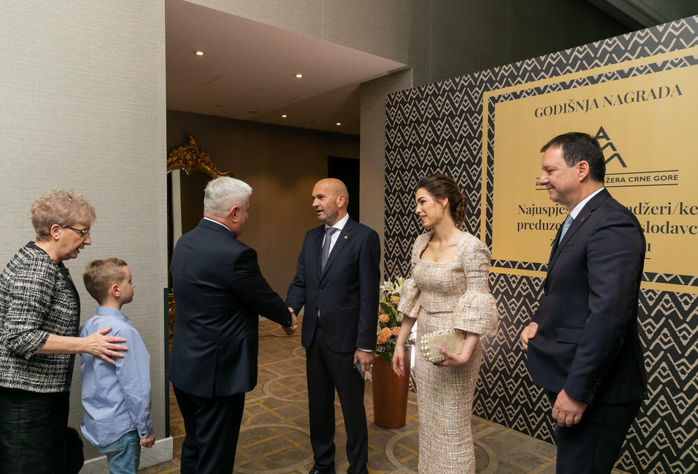 <p>Asocijacija menadžera Crne Gore (AMM) dodijelila je godišnje nagrade najuspješnijim menadžerima i preduzetnicima za 2022. godinu.</p>  <p> </p>