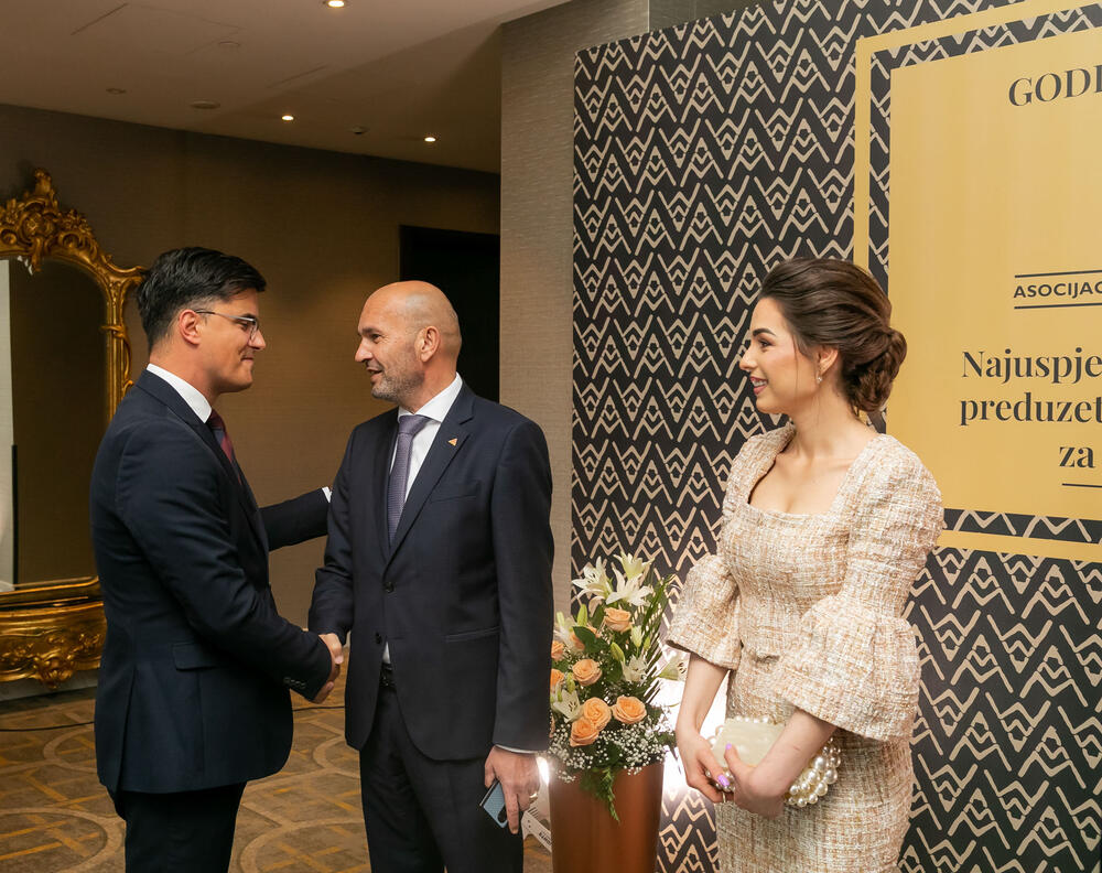 <p>Asocijacija menadžera Crne Gore (AMM) dodijelila je godišnje nagrade najuspješnijim menadžerima i preduzetnicima za 2022. godinu.</p>  <p> </p>