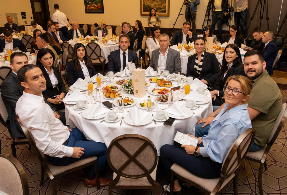 <p>Asocijacija menadžera Crne Gore (AMM) dodijelila je godišnje nagrade najuspješnijim menadžerima i preduzetnicima za 2022. godinu.</p>  <p> </p>