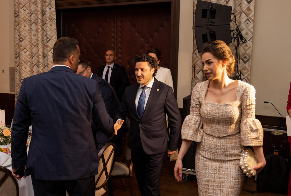 <p>Asocijacija menadžera Crne Gore (AMM) dodijelila je godišnje nagrade najuspješnijim menadžerima i preduzetnicima za 2022. godinu.</p>  <p> </p>