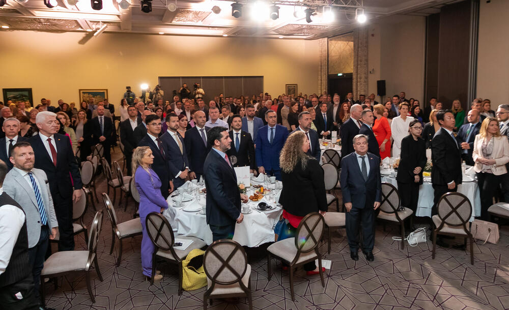 <p>Asocijacija menadžera Crne Gore (AMM) dodijelila je godišnje nagrade najuspješnijim menadžerima i preduzetnicima za 2022. godinu.</p>  <p> </p>