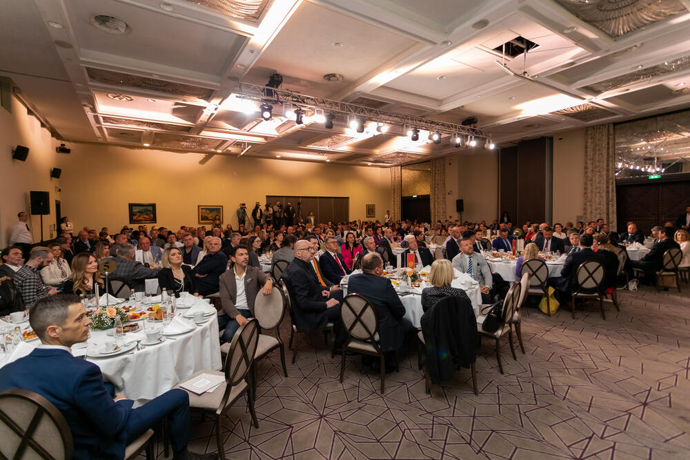 <p>Asocijacija menadžera Crne Gore (AMM) dodijelila je godišnje nagrade najuspješnijim menadžerima i preduzetnicima za 2022. godinu.</p>  <p> </p>