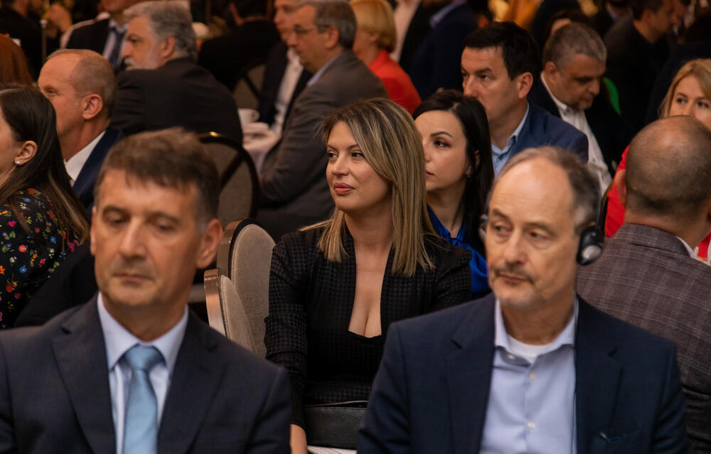 <p>Asocijacija menadžera Crne Gore (AMM) dodijelila je godišnje nagrade najuspješnijim menadžerima i preduzetnicima za 2022. godinu.</p>  <p> </p>