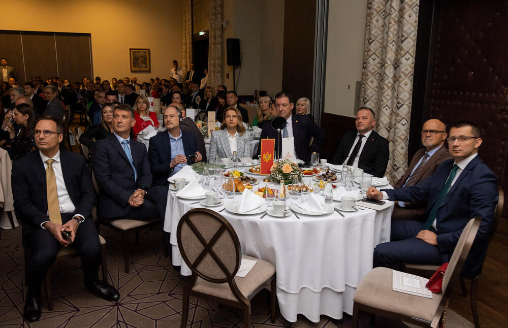 <p>Asocijacija menadžera Crne Gore (AMM) dodijelila je godišnje nagrade najuspješnijim menadžerima i preduzetnicima za 2022. godinu.</p>  <p> </p>