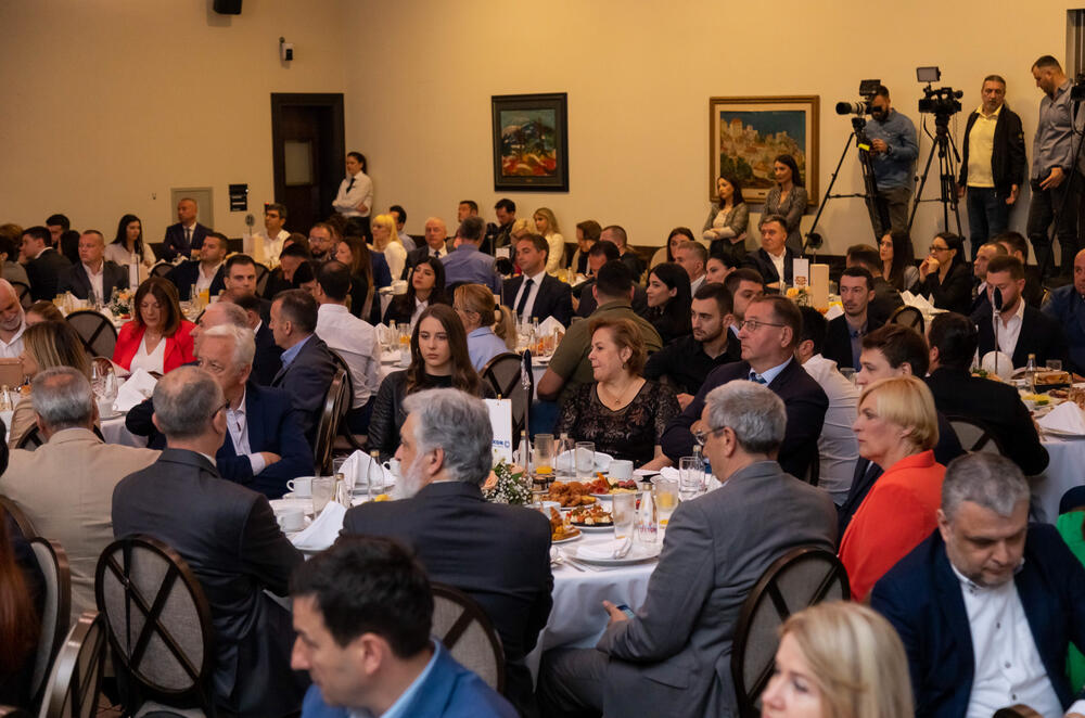 <p>Asocijacija menadžera Crne Gore (AMM) dodijelila je godišnje nagrade najuspješnijim menadžerima i preduzetnicima za 2022. godinu.</p>  <p> </p>