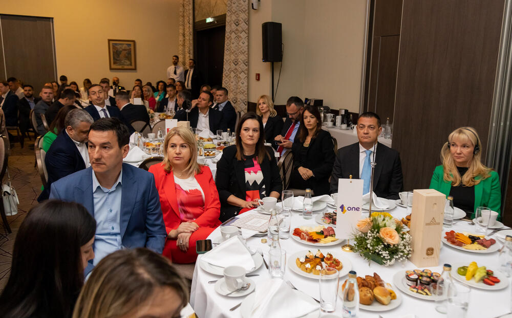 <p>Asocijacija menadžera Crne Gore (AMM) dodijelila je godišnje nagrade najuspješnijim menadžerima i preduzetnicima za 2022. godinu.</p>  <p> </p>