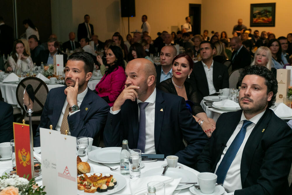 <p>Asocijacija menadžera Crne Gore (AMM) dodijelila je godišnje nagrade najuspješnijim menadžerima i preduzetnicima za 2022. godinu.</p>  <p> </p>