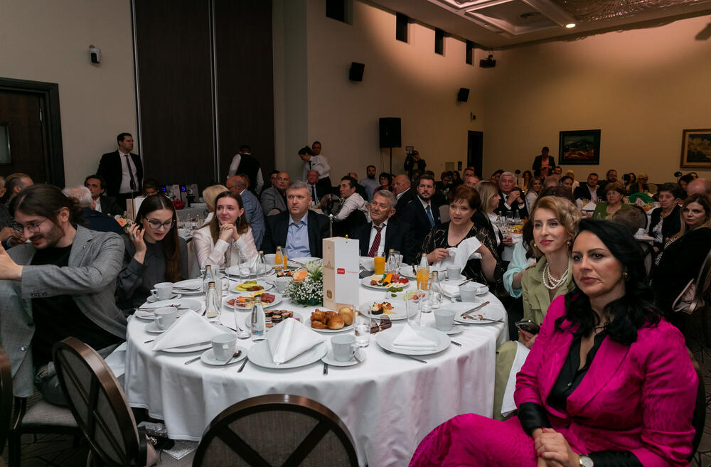 <p>Asocijacija menadžera Crne Gore (AMM) dodijelila je godišnje nagrade najuspješnijim menadžerima i preduzetnicima za 2022. godinu.</p>  <p> </p>