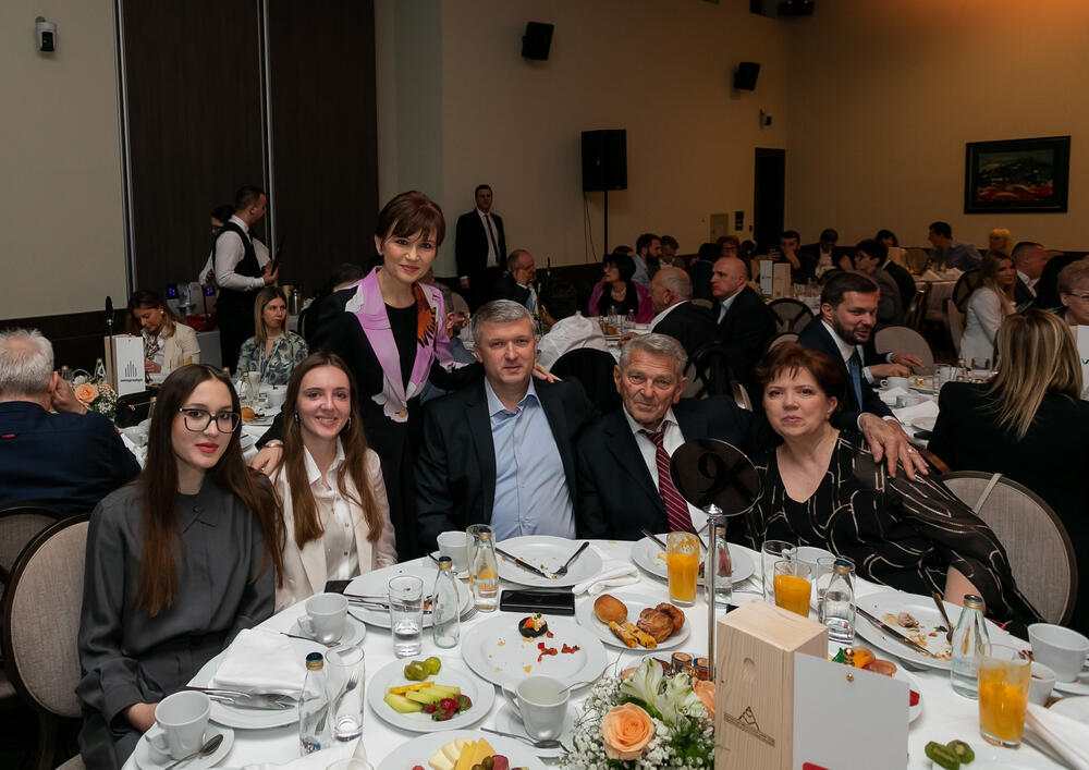 <p>Asocijacija menadžera Crne Gore (AMM) dodijelila je godišnje nagrade najuspješnijim menadžerima i preduzetnicima za 2022. godinu.</p>  <p> </p>