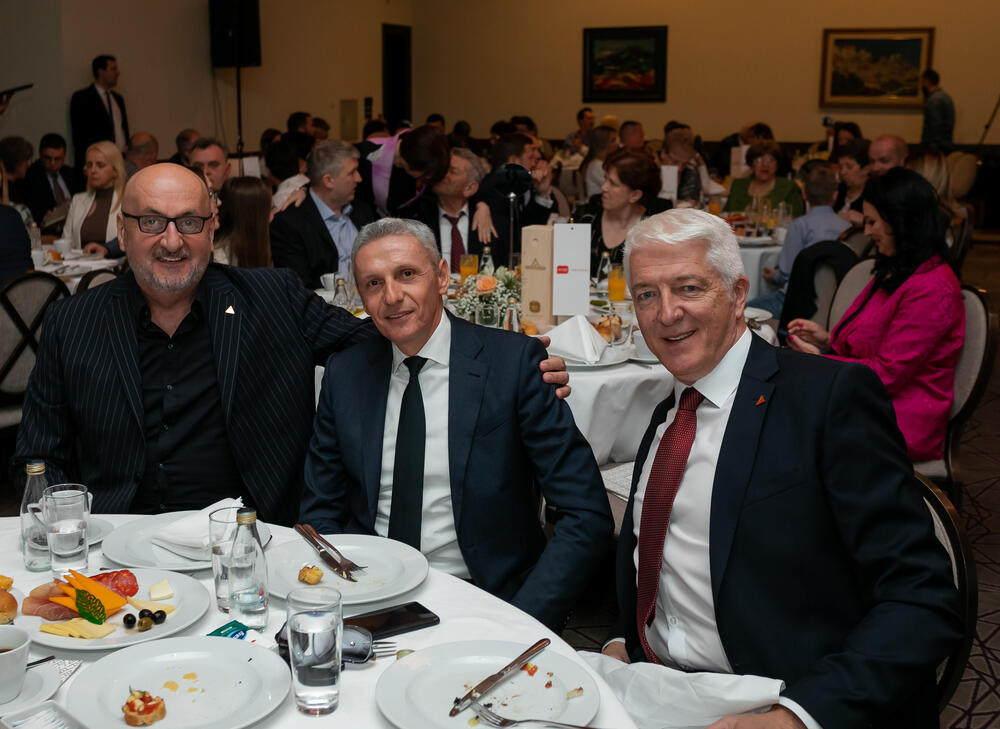 <p>Asocijacija menadžera Crne Gore (AMM) dodijelila je godišnje nagrade najuspješnijim menadžerima i preduzetnicima za 2022. godinu.</p>  <p> </p>