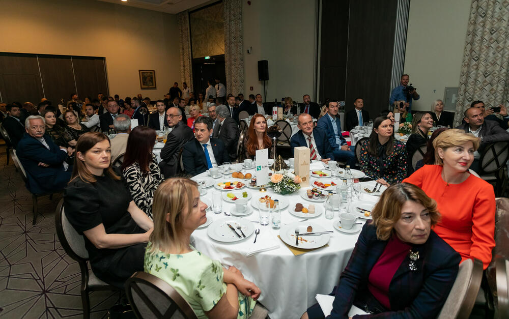 <p>Asocijacija menadžera Crne Gore (AMM) dodijelila je godišnje nagrade najuspješnijim menadžerima i preduzetnicima za 2022. godinu.</p>  <p> </p>