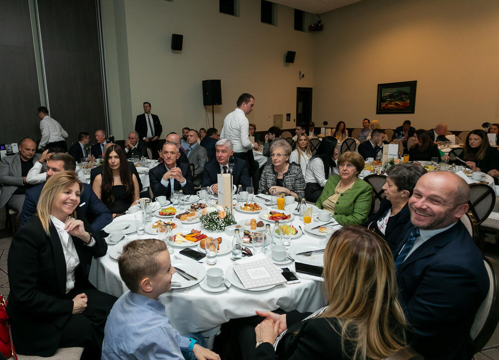 <p>Asocijacija menadžera Crne Gore (AMM) dodijelila je godišnje nagrade najuspješnijim menadžerima i preduzetnicima za 2022. godinu.</p>  <p> </p>