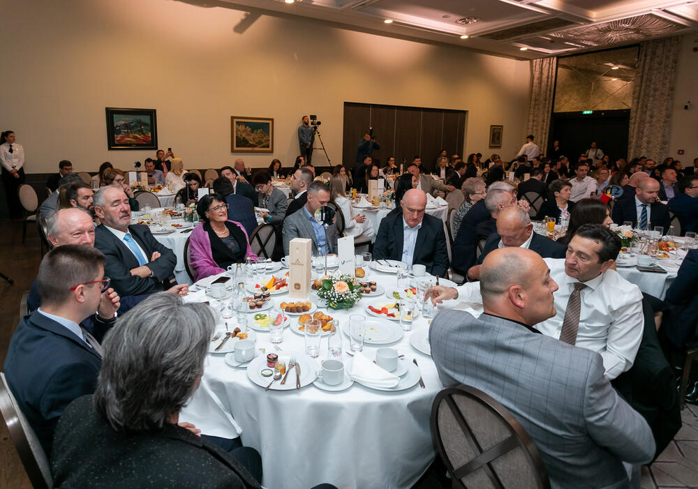 <p>Asocijacija menadžera Crne Gore (AMM) dodijelila je godišnje nagrade najuspješnijim menadžerima i preduzetnicima za 2022. godinu.</p>  <p> </p>