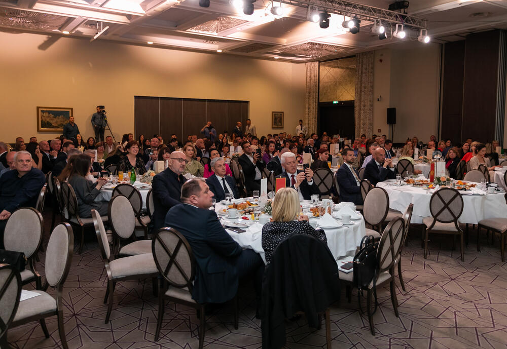 <p>Asocijacija menadžera Crne Gore (AMM) dodijelila je godišnje nagrade najuspješnijim menadžerima i preduzetnicima za 2022. godinu.</p>  <p> </p>