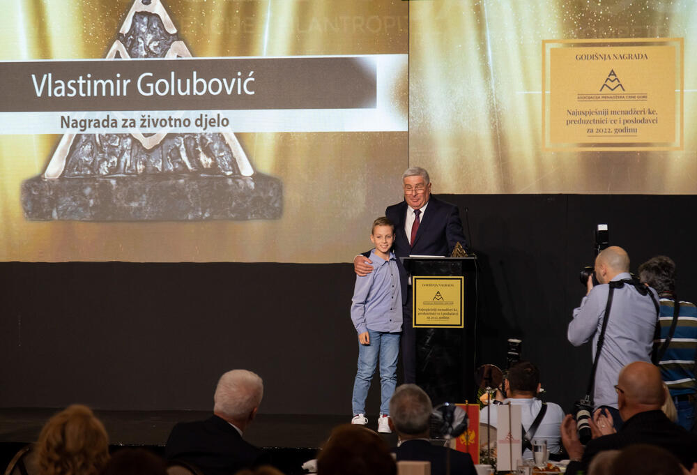 <p>Asocijacija menadžera Crne Gore (AMM) dodijelila je godišnje nagrade najuspješnijim menadžerima i preduzetnicima za 2022. godinu.</p>  <p> </p>