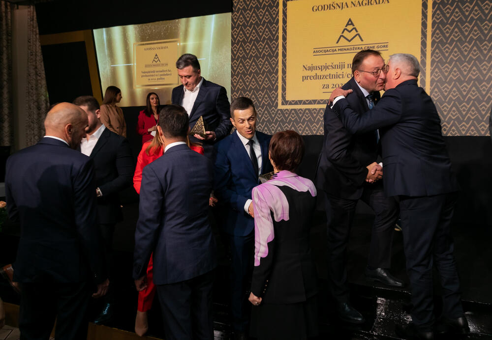 <p>Asocijacija menadžera Crne Gore (AMM) dodijelila je godišnje nagrade najuspješnijim menadžerima i preduzetnicima za 2022. godinu.</p>  <p> </p>