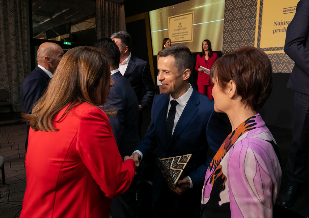 <p>Asocijacija menadžera Crne Gore (AMM) dodijelila je godišnje nagrade najuspješnijim menadžerima i preduzetnicima za 2022. godinu.</p>  <p> </p>