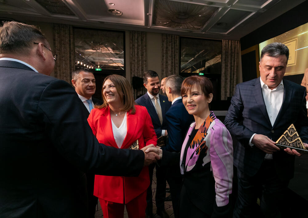 <p>Asocijacija menadžera Crne Gore (AMM) dodijelila je godišnje nagrade najuspješnijim menadžerima i preduzetnicima za 2022. godinu.</p>  <p> </p>