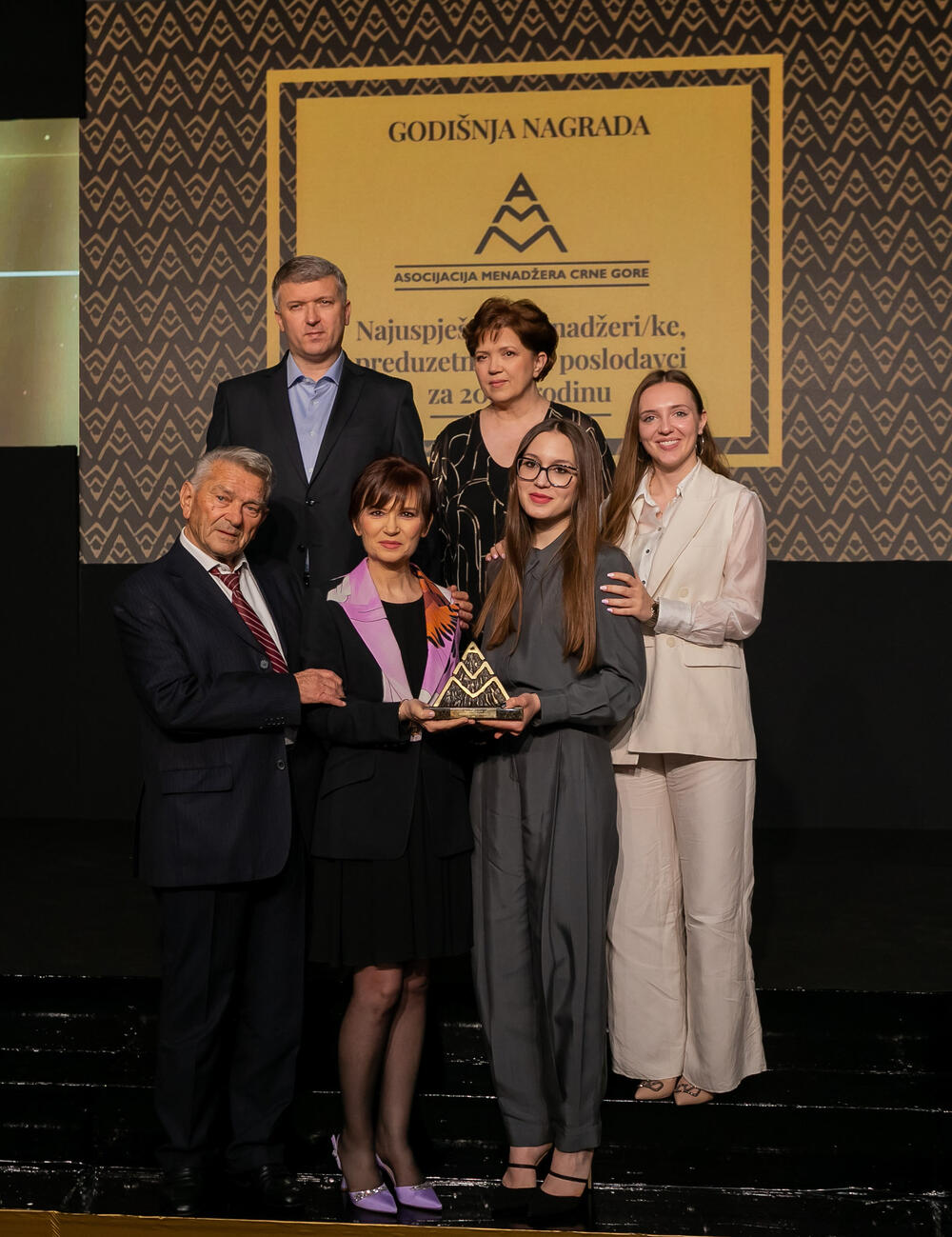 <p>Asocijacija menadžera Crne Gore (AMM) dodijelila je godišnje nagrade najuspješnijim menadžerima i preduzetnicima za 2022. godinu.</p>  <p> </p>